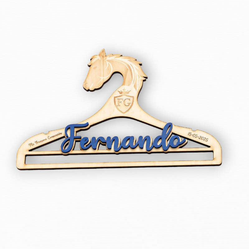 PERCHA CABALLO MADERA NOMBRE METACRILATO AZUL PERSONALIZADA INICIALES Y FECHA