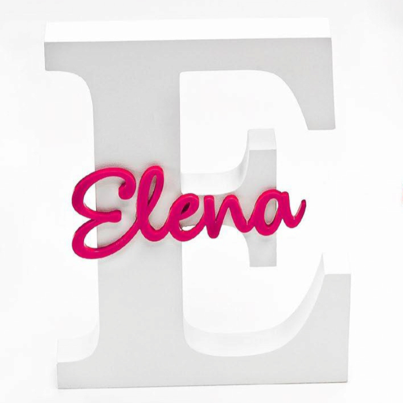 INICIAL MADERA LACADA BLANCA PERSONALIZADA CON NOMBRE METACRILATO FUCSIA