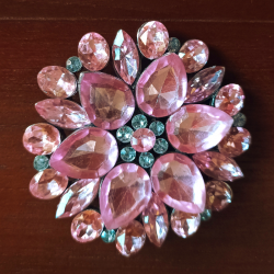 BROCHE FLOR CRISTALES ROSA