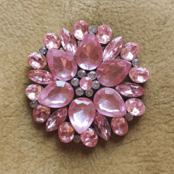 BROCHE FLOR CRISTALES ROSA