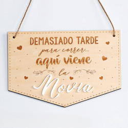 CARTEL MADERA "AQUÍ VIENE...