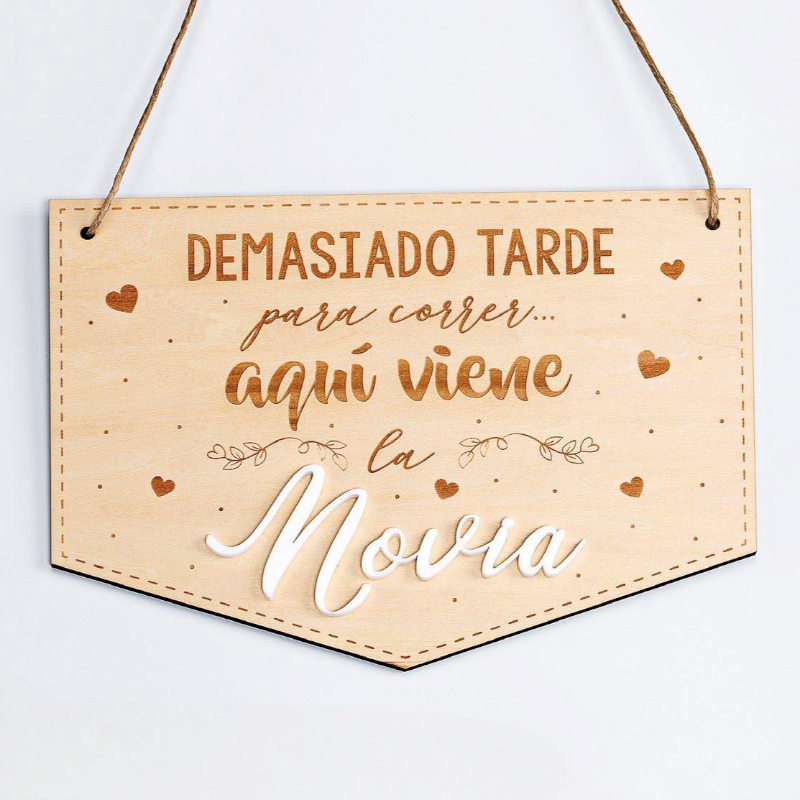 CARTEL MADERA "AQUÍ VIENE LA NOVIA"