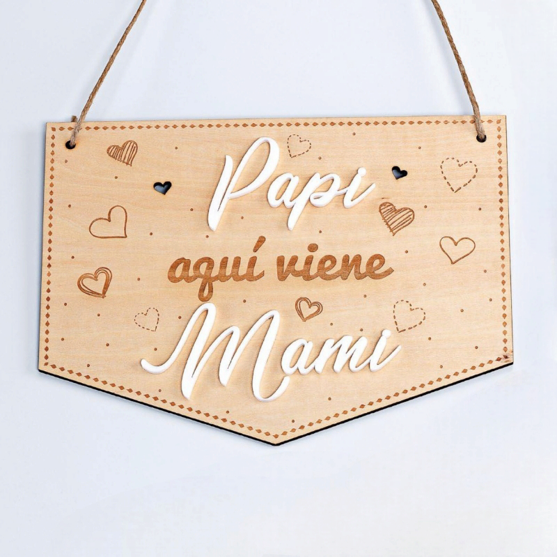 CARTEL MADERA "PAPI AQUÍ VIENE MAMI"