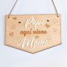 CARTEL MADERA "PAPI AQUÍ VIENE MAMI"