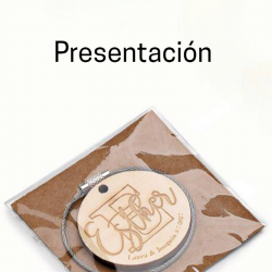 LLAVERO MADERA PERSONALIZADO NOMBRE INVITADO Y NOVIOS