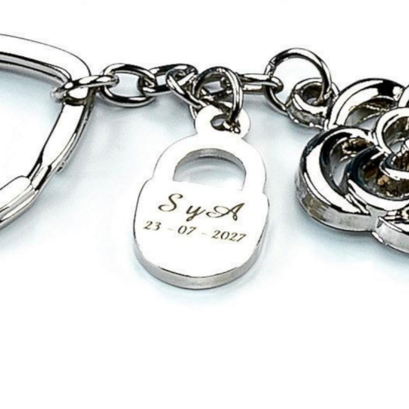 GRABACIÓN EN METAL MADERA Y CRISTAL DOS INICIALES Y FECHA