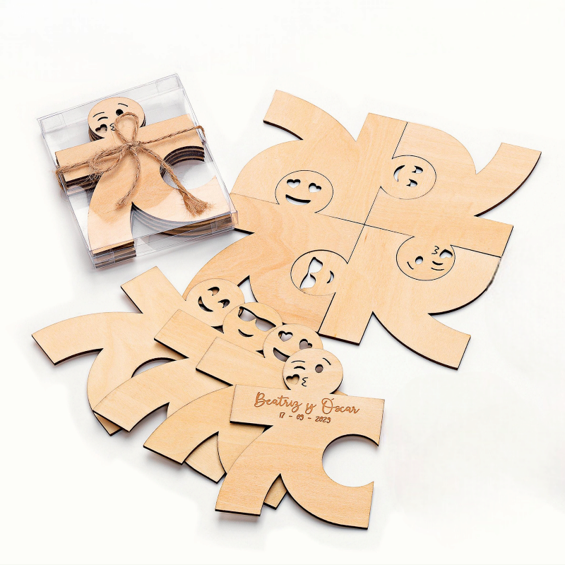 SET 4 POSAVASOS MADERA CARITAS CON CAJA