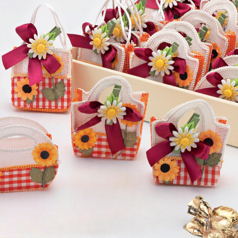 CESTA GIRASOLES CON PINZA FLOR Y LAZO Y CARAMELOS DE CHOCOLATE